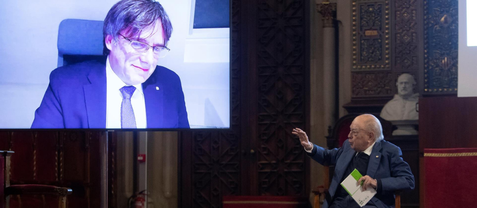 Los expresidentes Jordi Pujol (d) y Carles Puigdemont (i) en una charla, junto a los tambi&eacute;n expresidentes Artur Mas y Quim Torra. / EFE