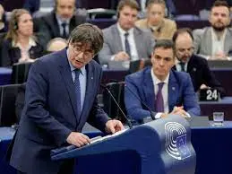 Carles Puigdemont comparece frente a Pedro S&aacute;nchez en el Parlamento Europeo. / Ronald Wittek