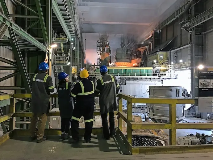 Trabajadores en acci&oacute;n dentro de las instalaciones de Sidenor en Reinosa, compartiendo espacio con Forgings & Castings, en una muestra de la industria y el compromiso laboral en el coraz&oacute;n de Cantabria. / ALERTA