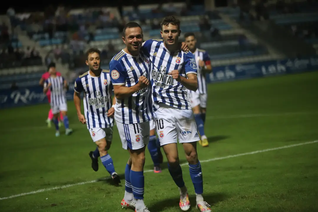 Basurto y Sa&uacute;l celebran un gol de la Gimn&aacute;stica en El Malec&oacute;n. / Alerta