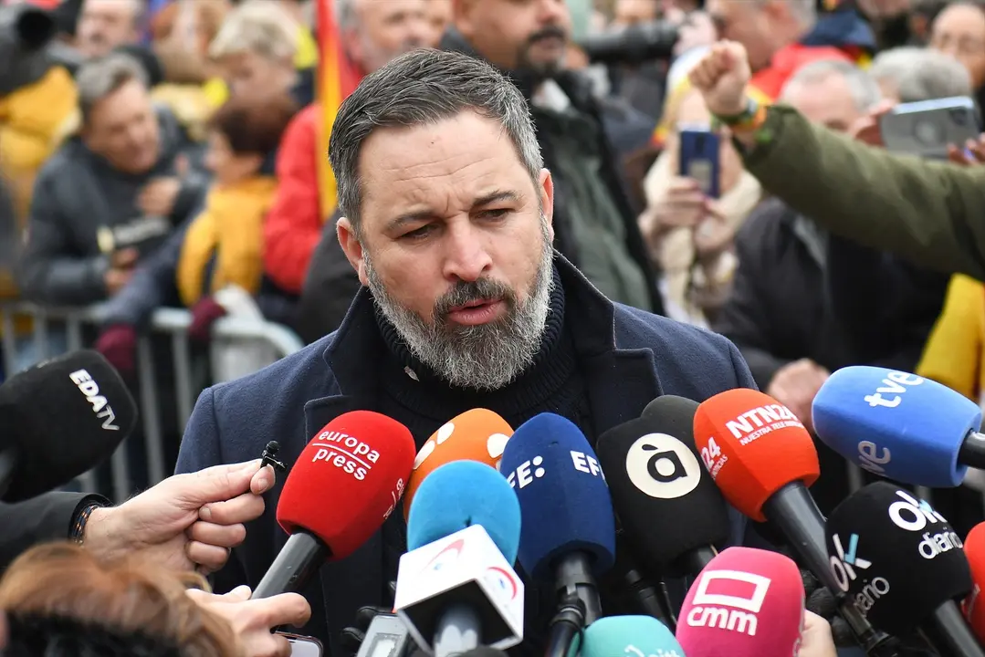 El l&iacute;der de VOX, Santiago Abascal, atiende a los medios de comunicaci&oacute;n durante una concentraci&oacute;n donde piden la dimisi&oacute;n de Pedro S&aacute;nchez. EP / Fernando S&aacute;nchez