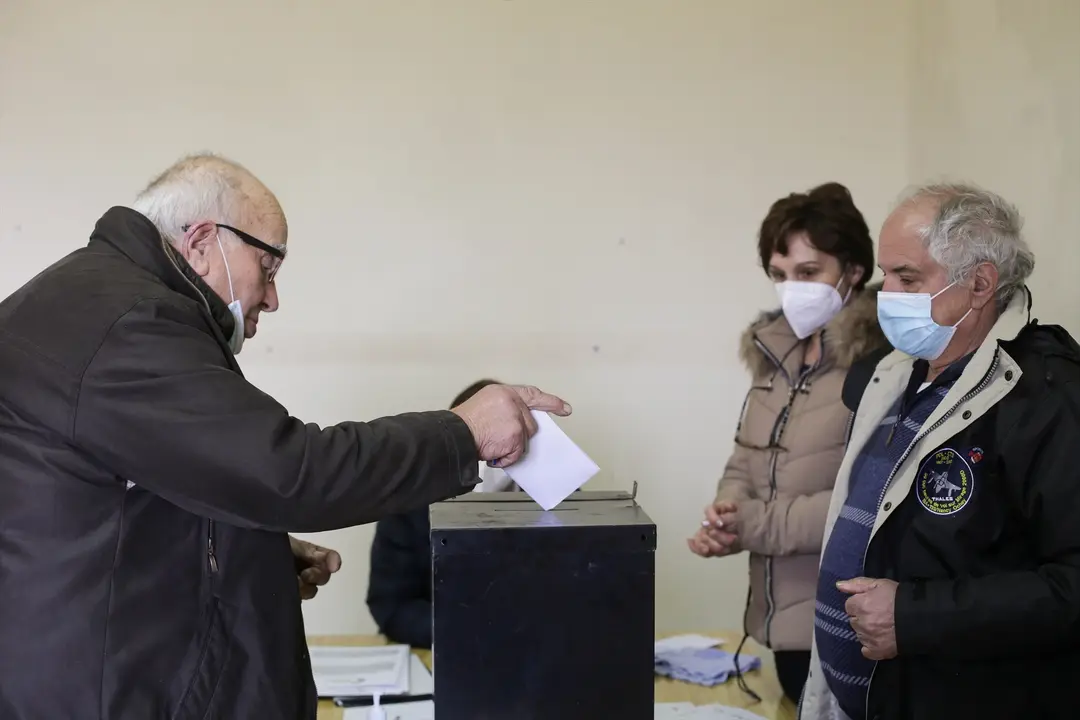 Un hombre mayor acude a votar en un colegio electoral del Alto Duero portugu&eacute;s. EP / Archivo