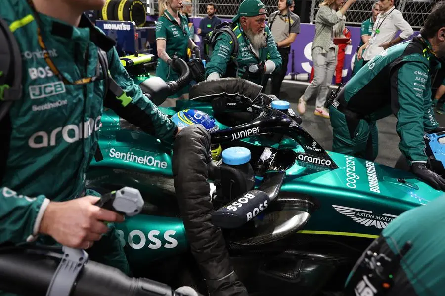 Jeddah (Saudi Arabia), 08/03/2024.- El coche de Fernando Alonso (Aston Martin) es empujado antes del comienzo del Gran Premio de Arabia Saud&iacute; de F&oacute;rmula Uno, en el circuito Jeddah Corniche en Jeddah, Arabia Saudita. EFE/ALI HAIDER