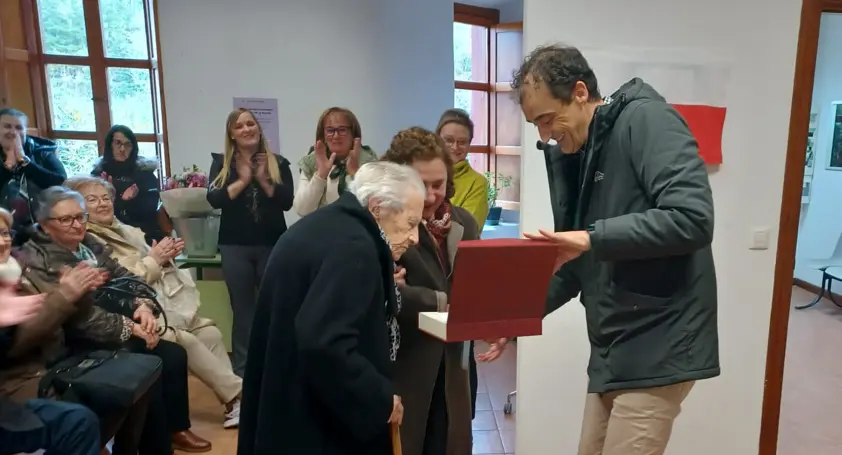 El alcalde Enrique Bretones y el Ayuntamiento de Alfoz de Lloredo organizan un significativo homenaje para Juanita Sordo Molleda, quien a sus 101 a&ntilde;os es celebrada por su papel pionero como la primera telefonista del municipio, marcando un hito en la historia local hace cincuenta a&ntilde;os.