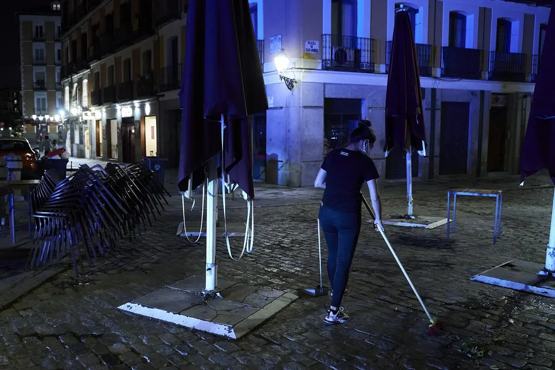 Una trabajadora recoge la terraza de una cafeter&iacute;a de Madrid. EP / A. P&eacute;rez Meca / Archivo