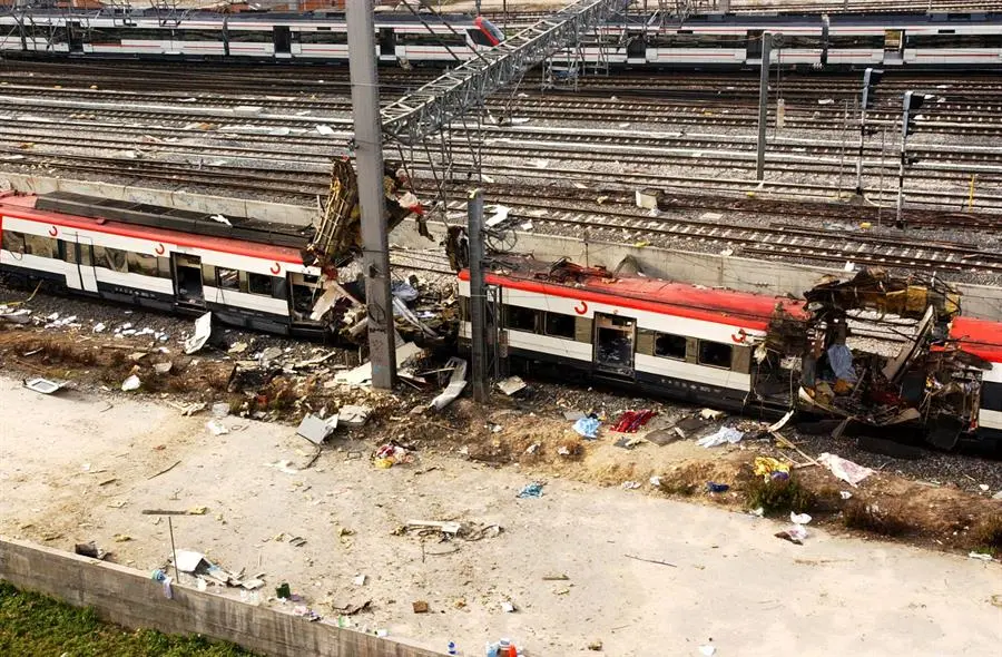 Estado de uno de los vagones, en la estaci&oacute;n de Atocha, tras la explosi&oacute;n registrada en la ma&ntilde;ana del 11 de marzo de 2004, en una imagen de archivo. / Sergio Barrenechea
