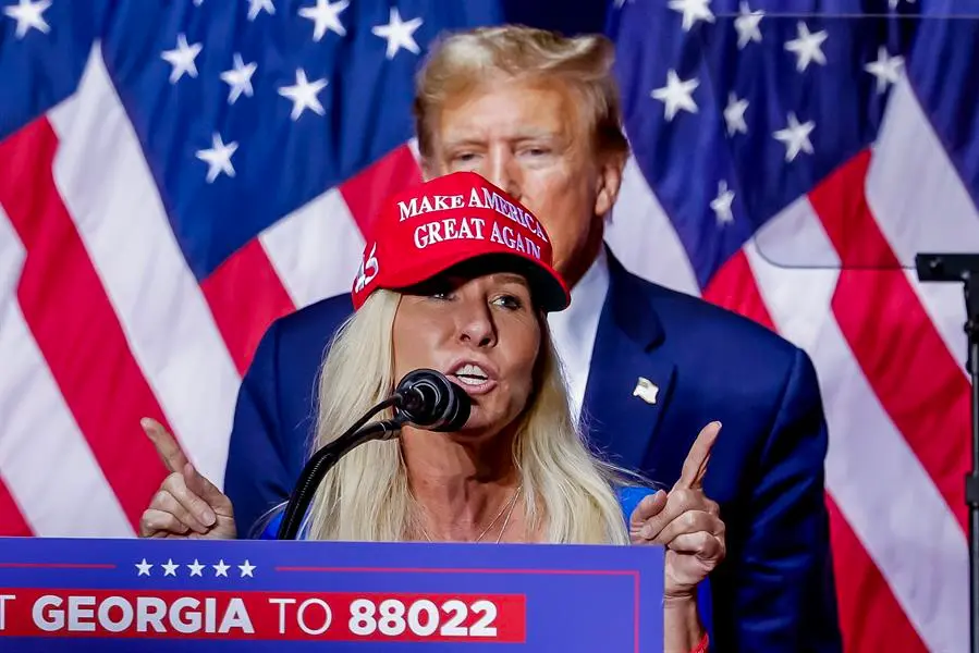 La representante republicana de Georgia, Marjorie Taylor Greene, habla ante la mirada del expresidente de Estados Unidos y candidato republicano a la presidencia, Donald Trump, durante un acto de la campa&ntilde;a "Get Out The Vote Rally" en el Forum River Center de Rome, Georgia, Estados Unidos, el 9 de marzo de 2024. Las elecciones primarias presidenciales de Georgia se celebran el 12 de marzo de 2024. (Roma) EFE/EPA/ERIK S. LESSER

Traducci&oacute;n realizada con la versi&oacute;n gratuita del traductor DeepL.com