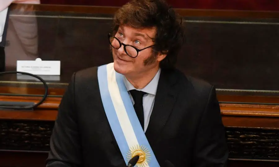 El presidente de Argentina Javier Milei (c) pronuncia su discurso al inicio de las sesiones ordinarias este viernes, en la C&aacute;mara de Diputados, en Buenos Aires (Argentina). Milei denunci&oacute; este viernes que el populismo hurt&oacute; buena parte de los ingresos de la poblaci&oacute;n, al hacer un repaso de la "herencia" recibida de la Administraci&oacute;n del peronista Alberto Fern&aacute;ndez (2019-2023). EFE/Mat&iacute;as Martin Campaya