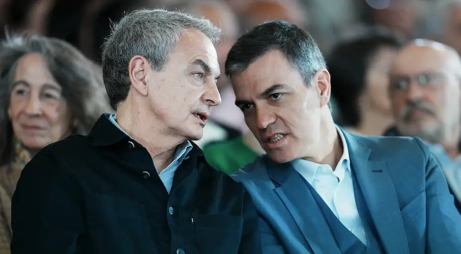 El expresidente del Gobierno, Jos&eacute; Luis Rodr&iacute;guez Zapatero (i), y el presidente del Gobierno y secretario general del PSOE, Pedro S&aacute;nchez (d), durante el acto de homenaje al expresidente Jos&eacute; Luis Rodr&iacute;guez Zapatero, en el Palacio Euskalduna, a 9 de marzo de 2024, en Bilbao, Vizcaya, Pa&iacute;s Vasco (Espa&ntilde;a). H.Bilbao / Europa Press