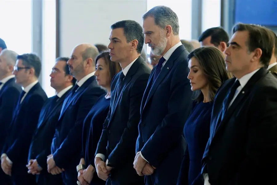 Los reyes Felipe VI y Letizia, acompa&ntilde;ados por el vicepresidente para la promoci&oacute;n del modo de vida europeo, Margaritis Schinas (d); el presidente del Gobierno, Pedro S&aacute;nchez (4d), la presidenta del Congreso de los Diputados, Francina Armengol (5d), el presidente del Senado, Pedro Roll&aacute;n (3i). EP / Chema Moya