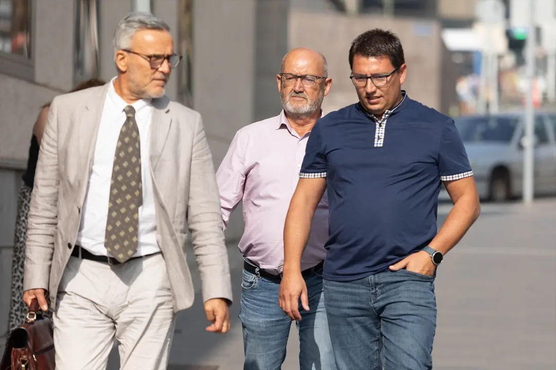 El ex diputado del PSOE Juan Bernardo Fuentes Curbelo, alias 'Tito Berni' (c) y su abogado (d), a su llegada a declarar al Juzgado de Instrucci&oacute;n N&uacute;mero 4 de Santa Cruz de Tenerife. EP / Archivo