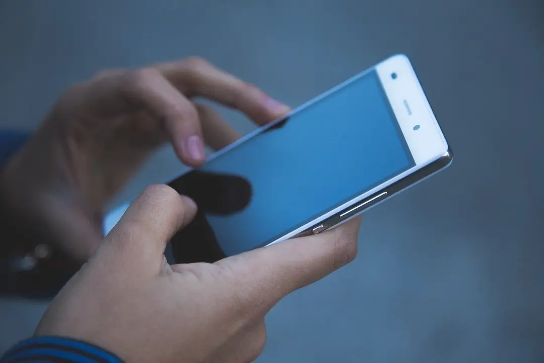 Una persona con un tel&eacute;fono m&oacute;vil. EP