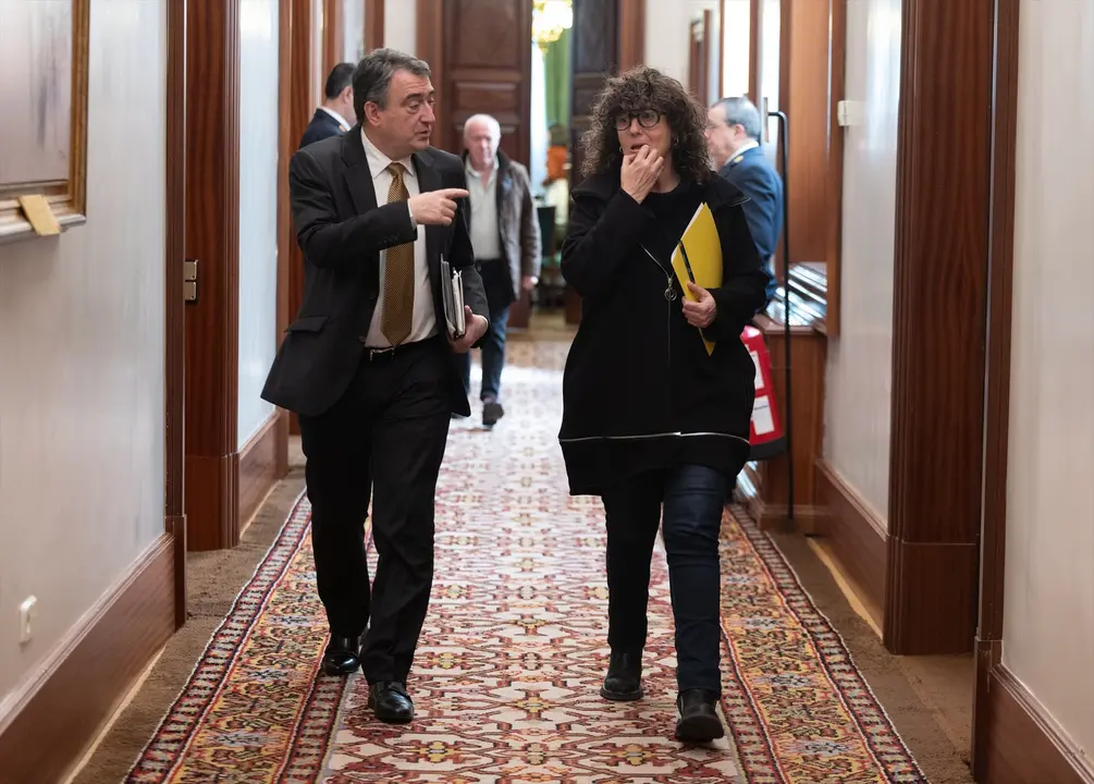El portavoz del EAJ-PNV, Aitor Esteban, y la portavoz adjunta de Esquerra Republicana (ERC), Teresa Jord&agrave;, a su llegada a una reuni&oacute;n de la Junta de Portavoces. EP / Eduardo Parra