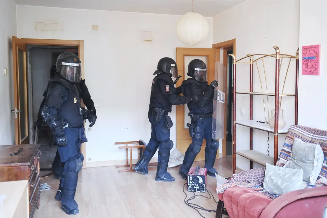 Los Agentes de Polic&iacute;a Nacional Antidisturbios pasan a desalojar el edificio Dignidad de M&oacute;stoles. EP / Fernando S&aacute;nchez / Archivo