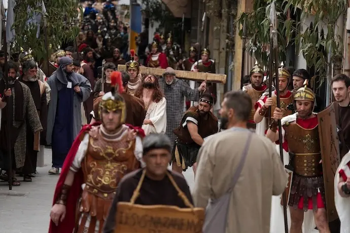 Representaci&oacute;n de la Pasi&oacute;n de Cristo Viviente mientras lo llevan a la cruz para ser crucificado, a 15 de abril de 2022, en Castro-Urdiales, Cantabria (Espa&ntilde;a). Cada a&ntilde;o, acuden m&aacute;s de 20.000 personas a presenciar la representaci&oacute;n de la pasi&oacute;n de Cristo, desde la &uacute;ltima cena hasta la crucifixi&oacute;n de Cristo. El origen de la Pasi&oacute;n Viviente de Castro Urdiales es del a&ntilde;o 1984 cuando un grupo de j&oacute;venes que realizaban un campamento de verano, deciden, junto al Padre &ldquo;Sandalio&rdquo;, crear la representaci&oacute;n de la Pasi&oacute;n de Cristo, que se represent&oacute; por primera vez en el a&ntilde;o 1985.
15 ABRIL 2022;PASION VIVIENTE;CASTROURDIALES
H.Bilbao / Europa Press
15/4/2022