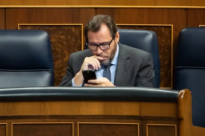 El ministro de Transporte y Movilidad Sostenible, &Oacute;scar Puente,  durante una sesi&oacute;n plenaria, en el Congreso de los Diputados, a 14 de marzo de 2024, en Madrid (Espa&ntilde;a). El Pleno ha debatido el dictamen del Proyecto de Ley por el que se regulan las ense&ntilde;anzas art&iacute;sticas superiores y se establece la organizaci&oacute;n y equivalencias de las ense&ntilde;anzas art&iacute;sticas profesionales. Este proyecto de ley tiene por objeto la regulaci&oacute;n de estas ense&ntilde;anzas, de sus centros, de su profesorado, as&iacute; como el establecimiento de los derechos y deberes de los estudiantes. Tras este pleno, el Congreso aprobar&aacute; la Ley de Amnist&iacute;a para su remisi&oacute;n al Senado.
14 MARZO 2024;PLENO;ENSE&Ntilde;ANZAS ARTISTICAS;CONGRESO
Alejandro Mart&iacute;nez V&eacute;lez / Europa Press
14/3/2024