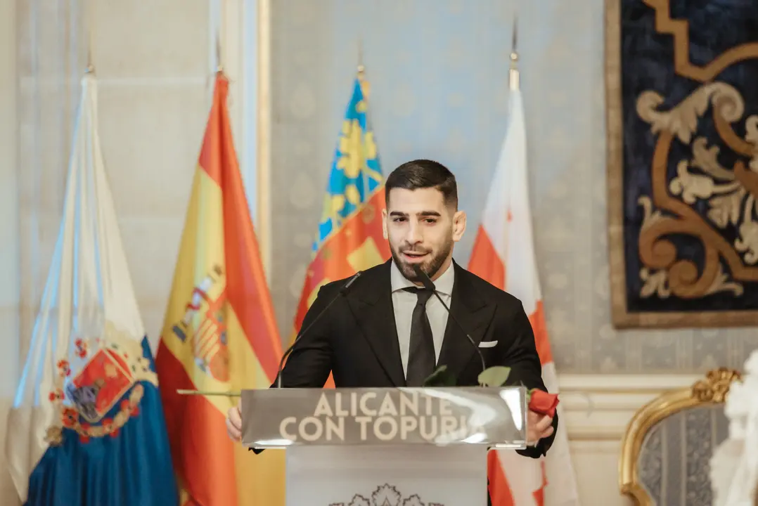 El luchador de artes marciales mixtas, durante una recepci&oacute;n oficial al campe&oacute;n mundial de la UFC en la categor&iacute;a de peso pluma. / Roberto Plaza