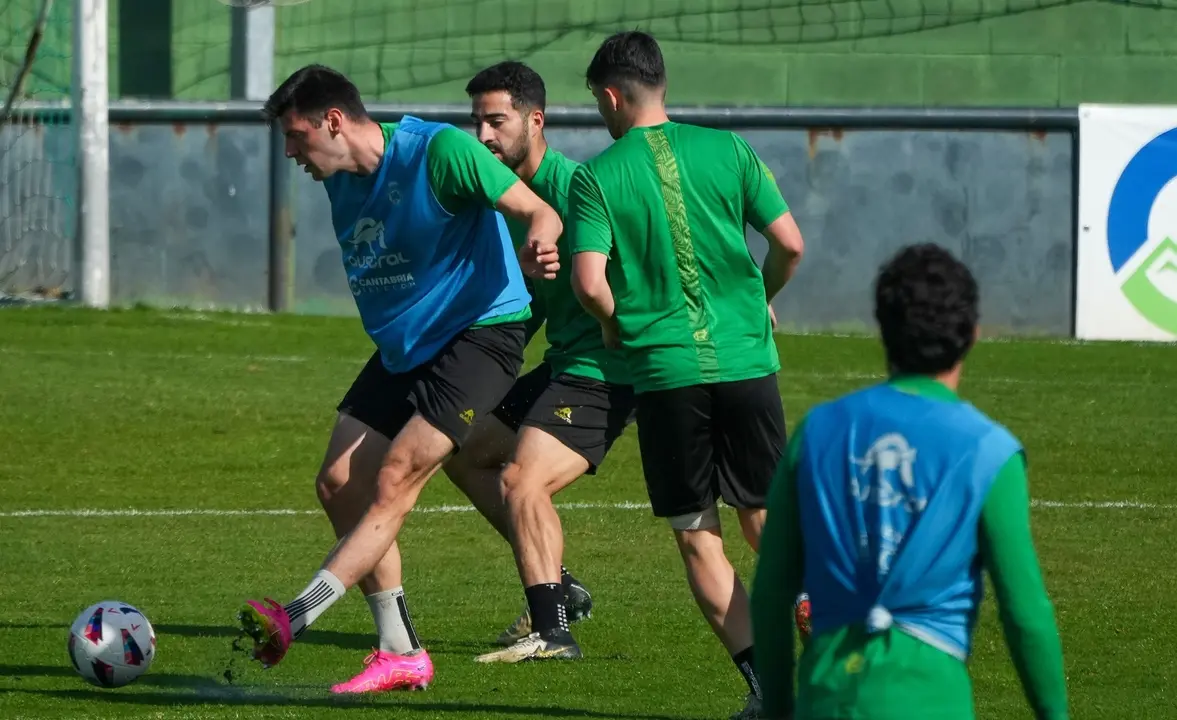 Los jugadores del Racing durante un entrenamiento. / Racing de Santader