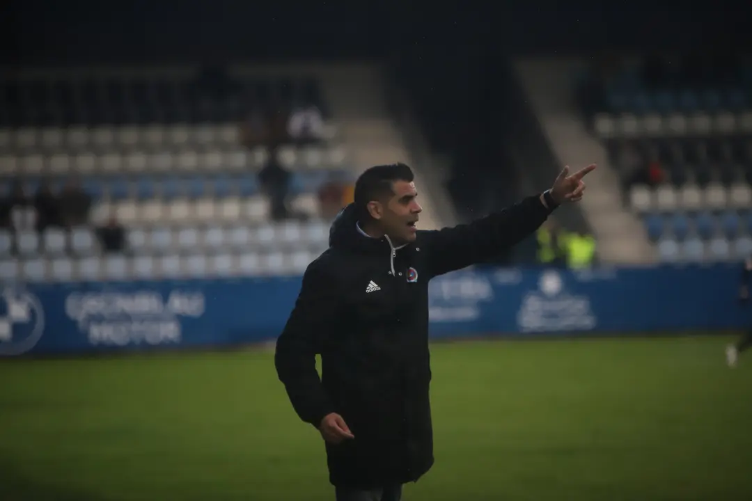 El entrenador de la Gimn&aacute;stica, Fran Mart&iacute;n, durante un partido. / N&eacute;stor Revuelta
