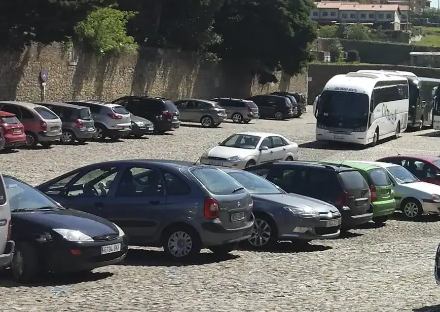 Veh&iacute;culos aparcados en uno de los parkings de Santillana del Mar. / Alerta
