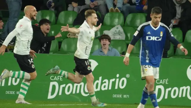 Momento intenso del partido de ida que termin&oacute; en empate 2-2 en el Sardinero, donde el Racing de Santander enfrent&oacute; al Real Oviedo. / L.H.