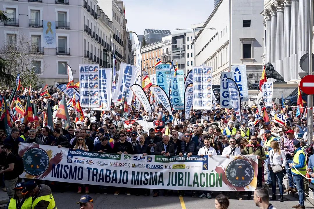 Cientos de personas durante una manifestaci&oacute;n de guardias civiles y polic&iacute;as, desde la Plaza de Espa&ntilde;a al Congreso de los Diputados. EP / A. P&eacute;rez Meca