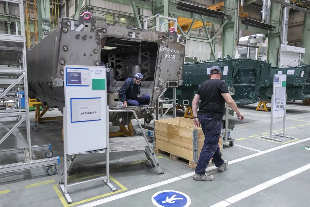 Operarios trabajan en una f&aacute;brica. EP