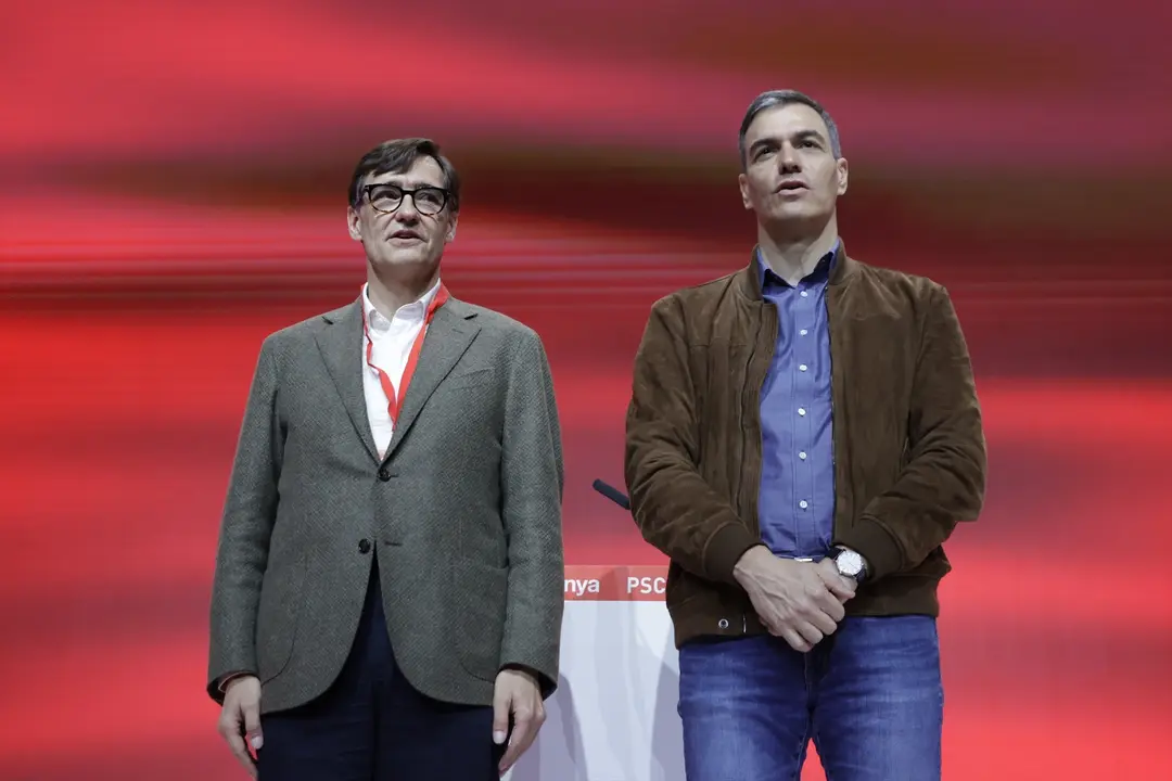 El secretario general del PSOE y presidente del Gobierno, Pedro S&aacute;nchez (d), y el primer secretario del PSC, Salvador Illa (i). EP / Kike Rinc&oacute;n