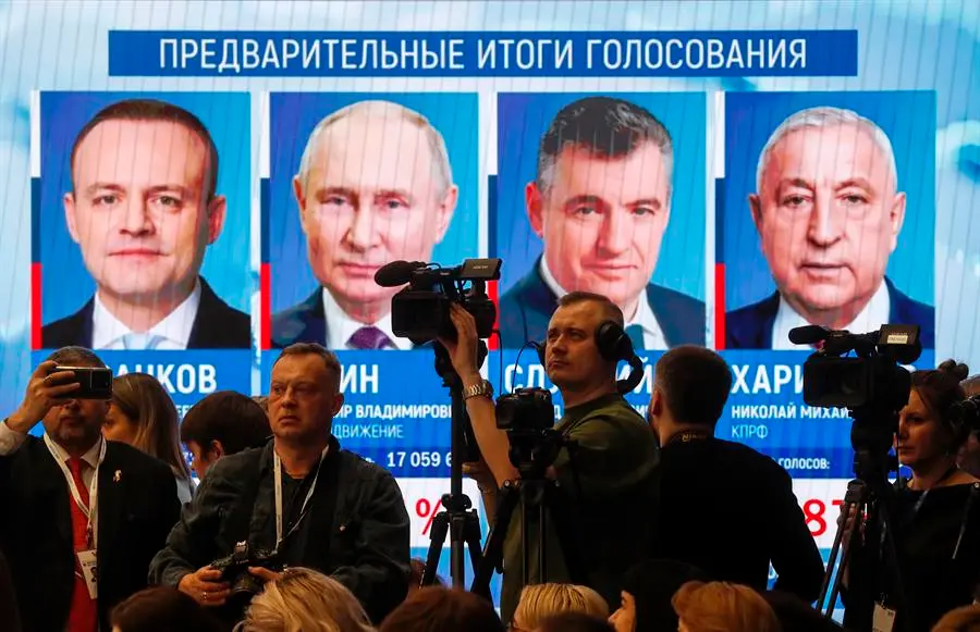 Mosc&uacute; (Federaci&oacute;n Rusa), 17/03/2024.- Periodistas frente a la pantalla con los resultados preliminares de las elecciones presidenciales durante una sesi&oacute;n informativa en la Comisi&oacute;n Electoral Central en Mosc&uacute;, Rusia, 17 de marzo de 2024. Seg&uacute;n los resultados preliminares presentados por la jefa de la Comisi&oacute;n Electoral Central (CEC) de Rusia, Ella Pamfilova, Vlad&iacute;mir Putin lidera las elecciones presidenciales con 15 millones 755 mil 224 votos emitidos. Con un 87,97 por ciento, en segundo lugar se encuentra el diputado de la Duma Estatal (facci&oacute;n del Partido Comunista de la Federaci&oacute;n Rusa) Nikolai Kharitonov - 681 mil 309 (3,8 por ciento). En tercer lugar est&aacute; el vicepresidente de la Duma Estatal, miembro del partido Nuevo Pueblo, Vladislav Davankov, con 667.448 votos (3,73%). En cuarto lugar est&aacute; el jefe del partido LDPR, Leonid Slutsky, 529 mil 260 (2,96 por ciento). La votaci&oacute;n en las elecciones presidenciales rusas se desarroll&oacute; durante tres d&iacute;as - del 15 al 17 de marzo. (Elecciones, Rusia, Mosc&uacute;) EFE/EPA/MAXIM SHIPENKOV