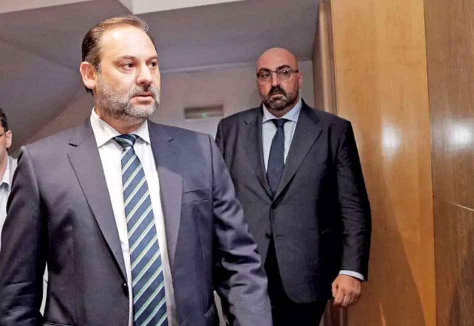El exministro de Fomento, Jos&eacute; Luis &Aacute;balos, y quien fuera su asesor, Koldo Garc&iacute;a. / ArchivO