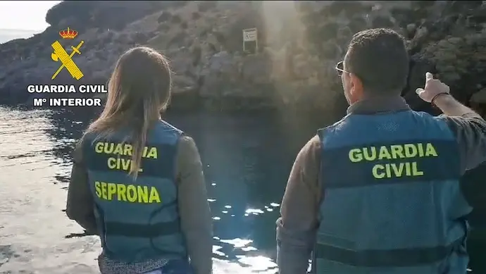 Dos agentes de la Guardia Civil en Cantabria contra el furtivismo, evidenciando el compromiso constante con la protecci&oacute;n del medio ambiente y la fauna de la regi&oacute;n, tras la detecci&oacute;n y denuncia de cuatro pescadores ilegales.