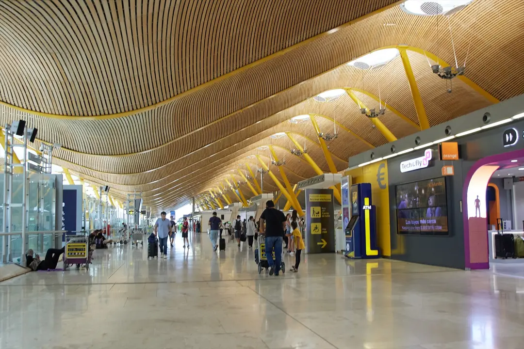 Varias personas en la terminal T4 del aeropuerto Adolfo Su&aacute;rez Madrid-Barajas. EP / Jes&uacute;s Hell&iacute;n