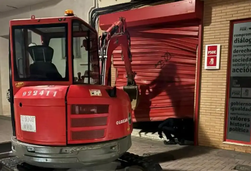 La retroexcavadora frente a la sede del PSOE en Almendralejo (Badajoz). PSOE