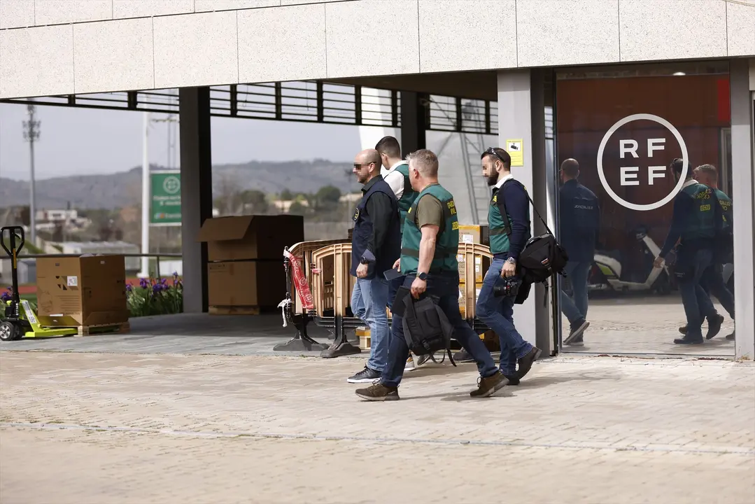 Un agente de la Europol y varios agentes de la Unidad Central Operativa (UCO) de la Guardia Civil salen de la Real Federaci&oacute;n Espa&ntilde;ola de F&uacute;tbol (RFEF). EP / &Oacute;scar J.Barroso