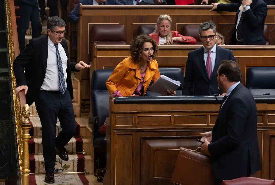 El portavoz del PSOE en el Congreso, Patxi L&oacute;pez, la vicepresidenta primera y ministra de Hacienda, Mar&iacute;a Jes&uacute;s Montero, el ministro de la Presidencia, Justicia y Relaciones con las Cortes, F&eacute;lix Bola&ntilde;os, y el ministro de Transportes y Movilidad Sostenible, &Oacute;scar Puente. / Eduardo Parra