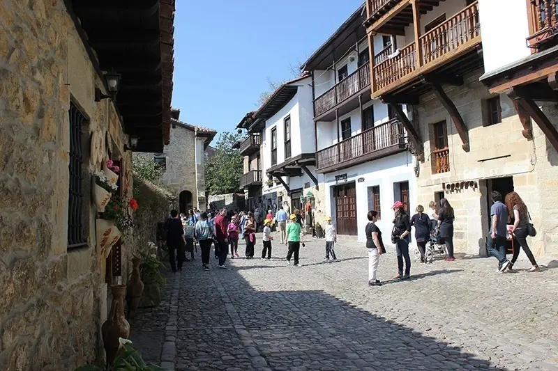 Turistas pasean por una de las calles de Santillana del Mar. / Alerta