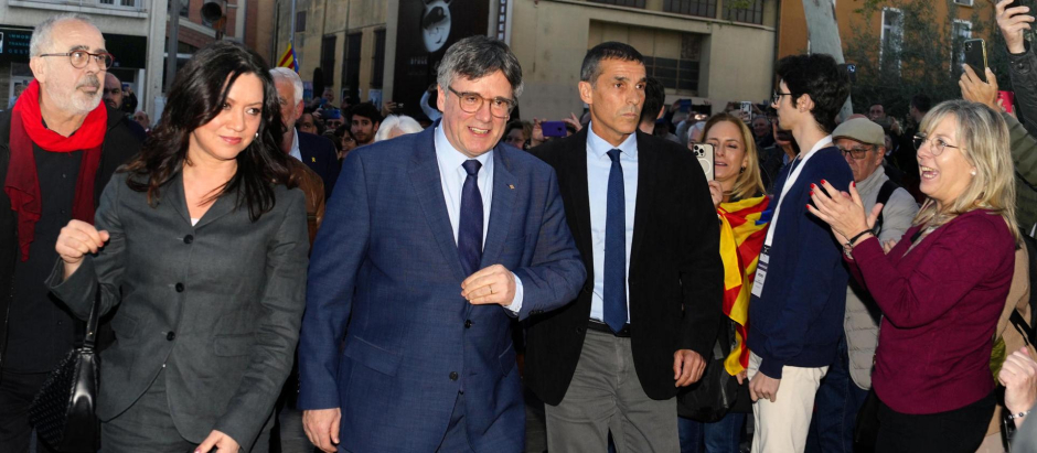 El expresidente de la Generalitat Carles Puigdemont (c), acompa&ntilde;ado de su pareja, Marcela Topor (2i), a su llegada al ayuntamiento de Elna (Francia). / EFE