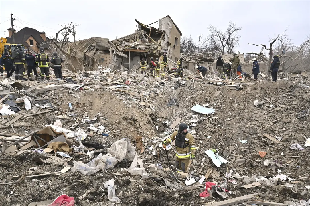 Zona donde impact&oacute; un misil en Zaporoyia. EP