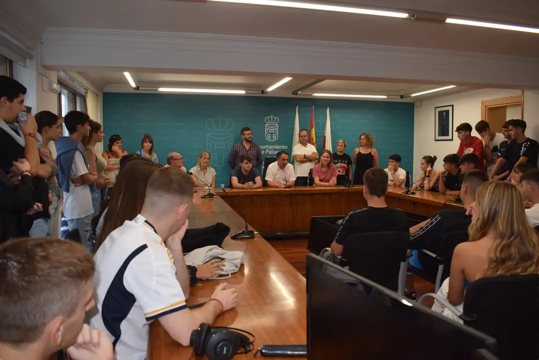 Encuentro entre el Ayuntamiento de Pi&eacute;lagos y j&oacute;venes del municipio. / Alerta