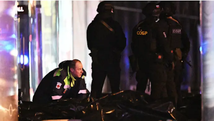 En las tensas secuelas de un ataque terrorista en Mosc&uacute;, un dedicado sanitario proporciona atenci&oacute;n urgente a los heridos, demostrando la vital importancia y el valor del personal m&eacute;dico en situaciones de crisis.