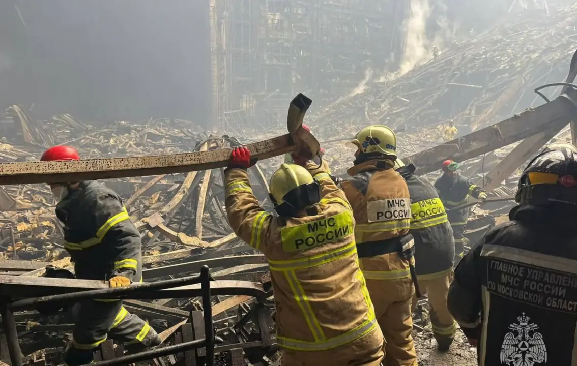 El Ministerio de Situaciones de Emergencia ruso public&oacute; im&aacute;genes de la retirada de escombros en Crocusa.