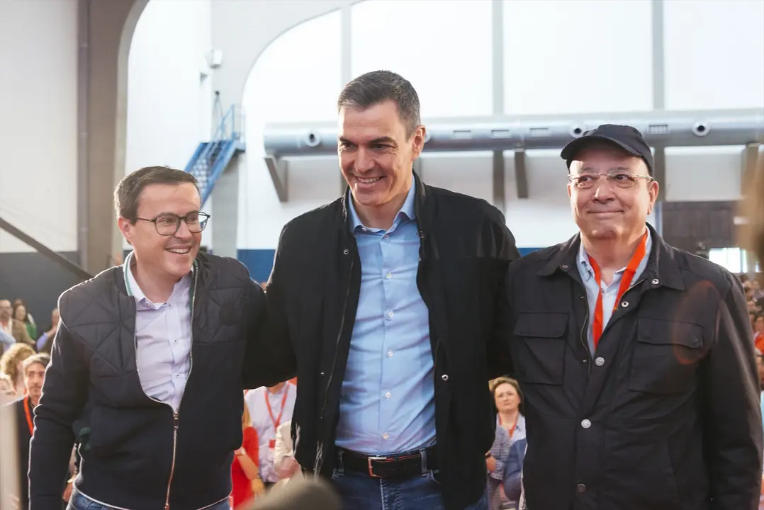 (I-D) El secretario general del PSOE de Extremadura, Miguel &Aacute;ngel Gallardo, el secretario general del PSOE y presidente del Gobierno, Pedro S&aacute;nchez, y el exsecretario general del PSOE de Extremadura y expresidente de la Junta de Extremadura, Guillermo Fern&aacute;ndez Vara. EP / Carlos Ramos