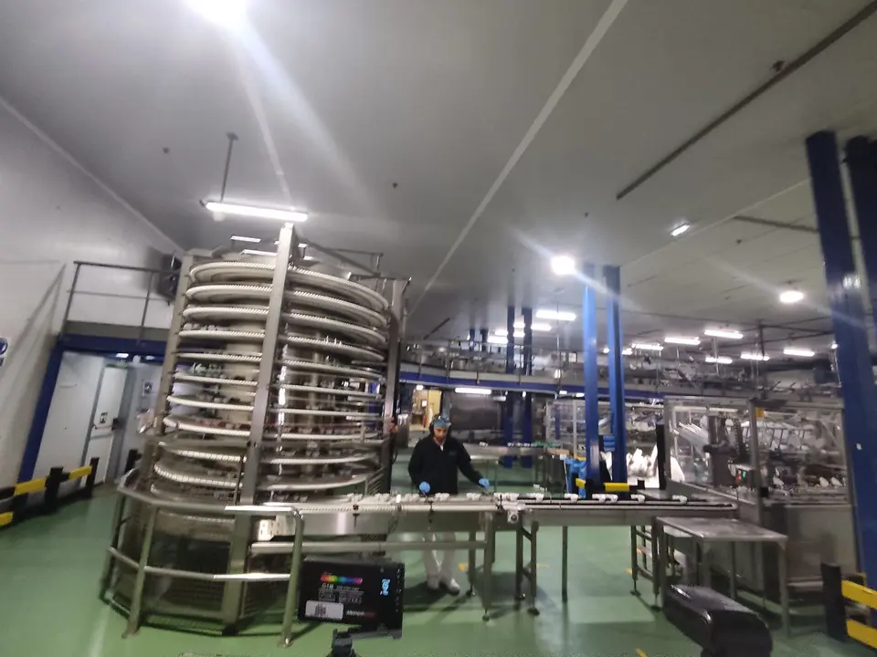 Una persona en una f&aacute;brica. EP / Archivo