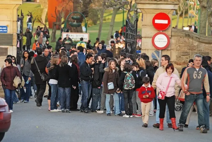 Decenas de personas en la puerta de entrada a la pen&iacute;nsula de la Magdalena en Santander. / ALERTA