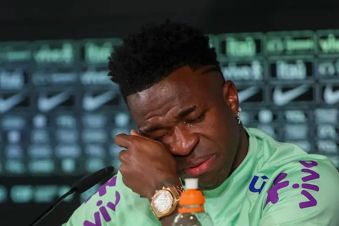 El delantero de la selecci&oacute;n brasile&ntilde;a de f&uacute;tbol Vinicius JR durante la rueda de prensa ofrecida este lunes en la Ciudad Deportiva de Valdebebas, con motivo del partido que ma&ntilde;ana disputar&aacute;n ante Espa&ntilde;a en el estadio Santiago Bernab&eacute;u de Madrid. EFE/ Kiko Huesca