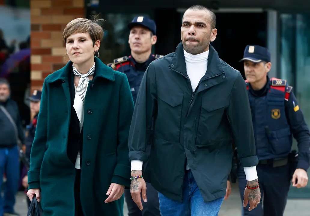 Alves sale de prisi&oacute;n junto a su abogada. / EFE