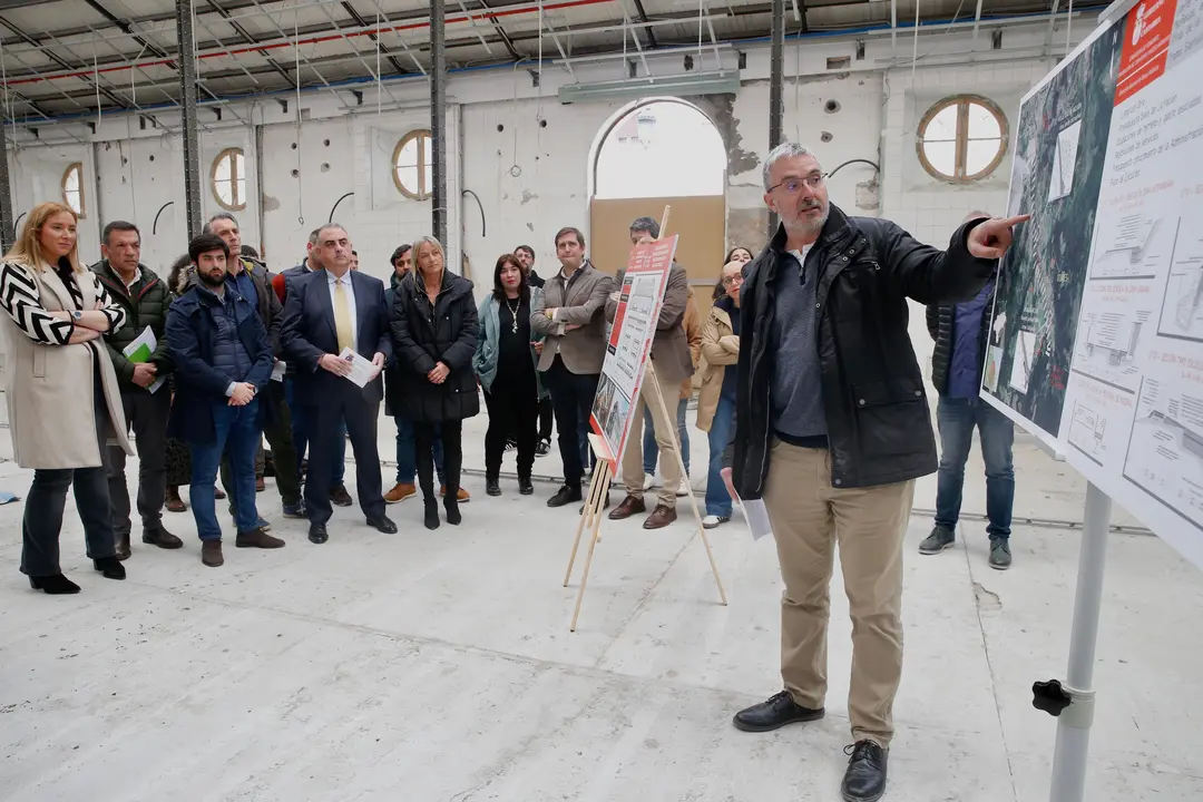 El consejero de Fomento, Roberto Media, visit&oacute; las obras del Mercado de Abastos de Castro Urdiales. / Alerta