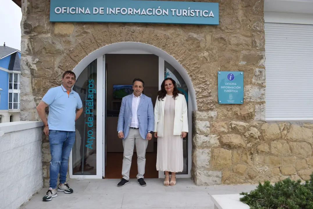 A la izda. el concejal del &aacute;rea, Javier Toraya junto al alcalde y dem&aacute;s autoridades. / A.E.