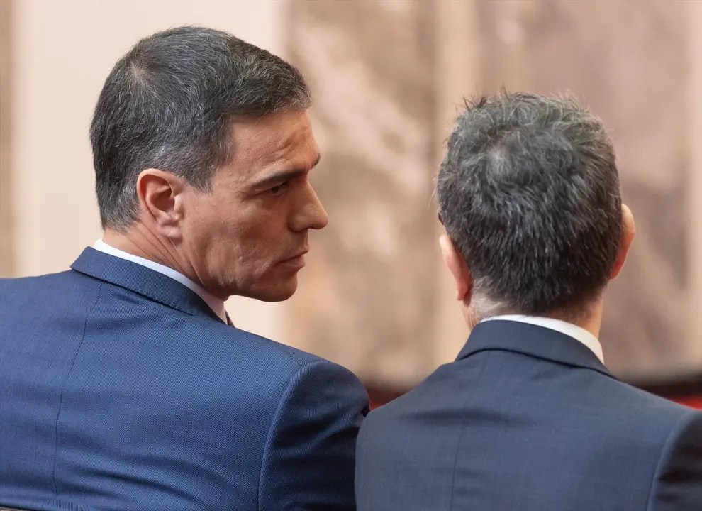 El presidente del Gobierno, Pedro S&aacute;nchez (i) y el ministro de la Presidencia, Relaciones con las Cortes y Justicia, F&eacute;lix Bola&ntilde;os (d), de espaldas. Eduardo Parra / Archivo