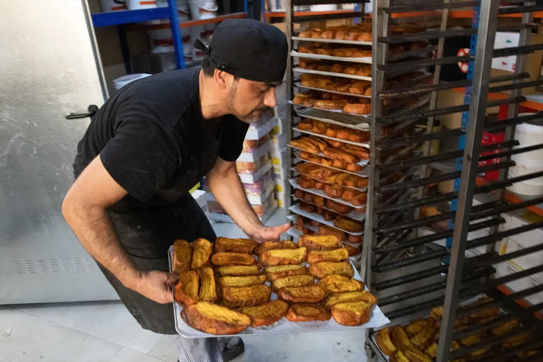 Una persona elaborando torrijas en una pasteler&iacute;a. EP / Rafael Bastante